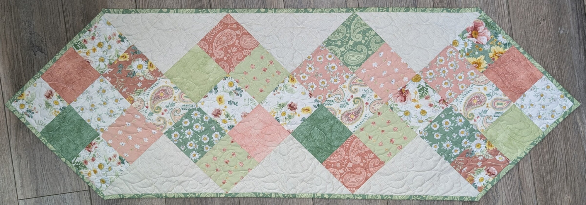 Daisy Lane Table Runner Size: 19" x 56"