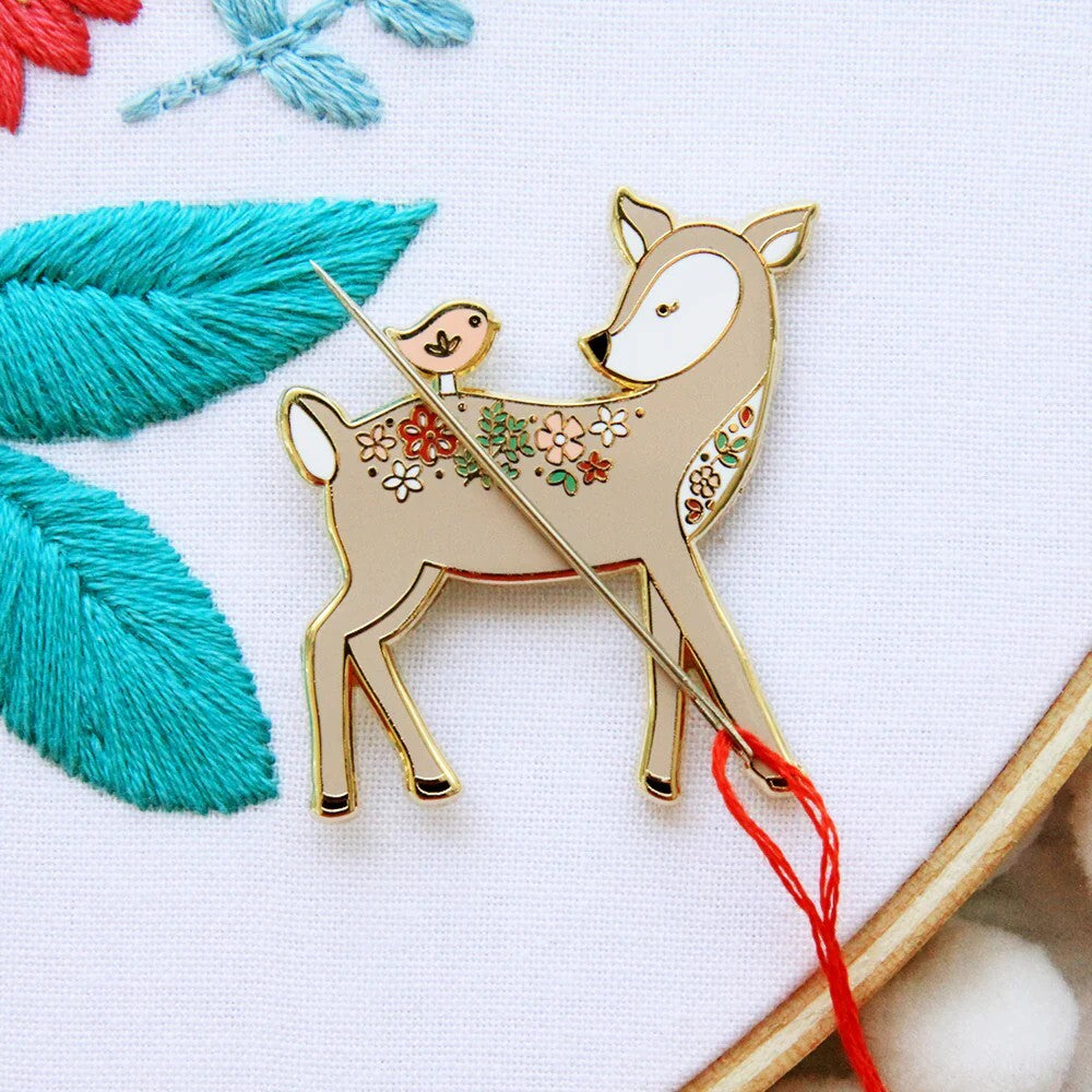 Floral Deer Magnetic Needle Minder