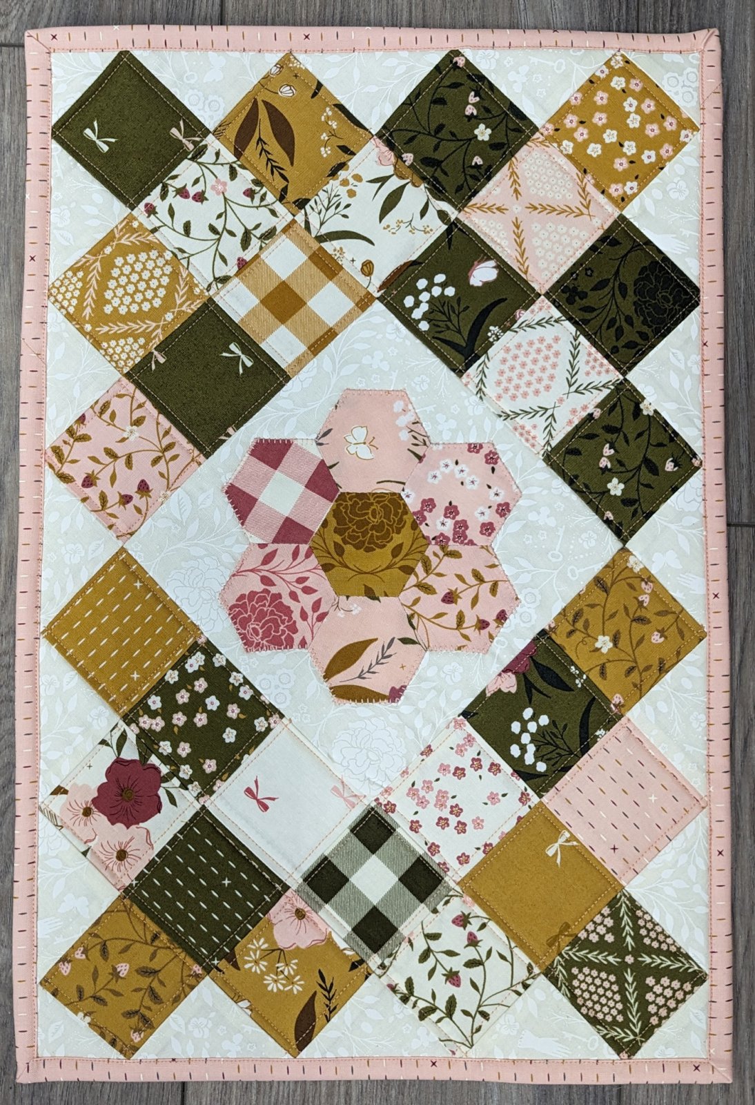 Finished Hexi Table Mat Size: 12" x 18"