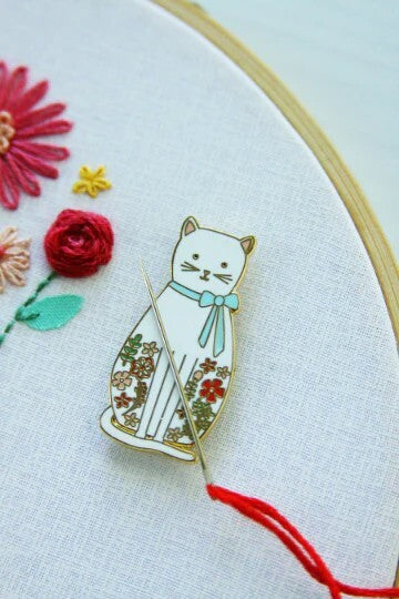 White Floral Cat Magnetic Needle Minder