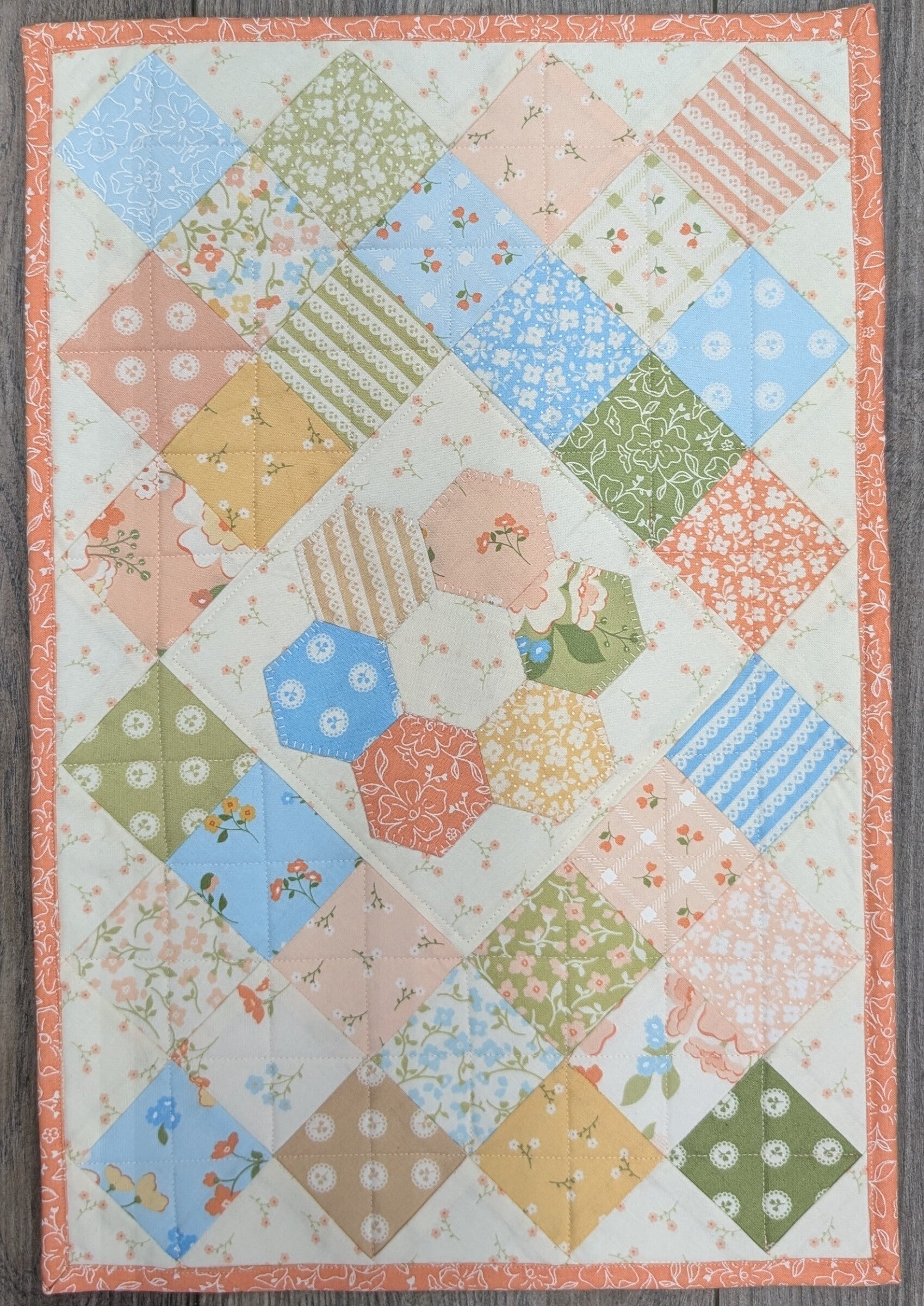 Finished Hexi Table Mat Size: 12" x 18"